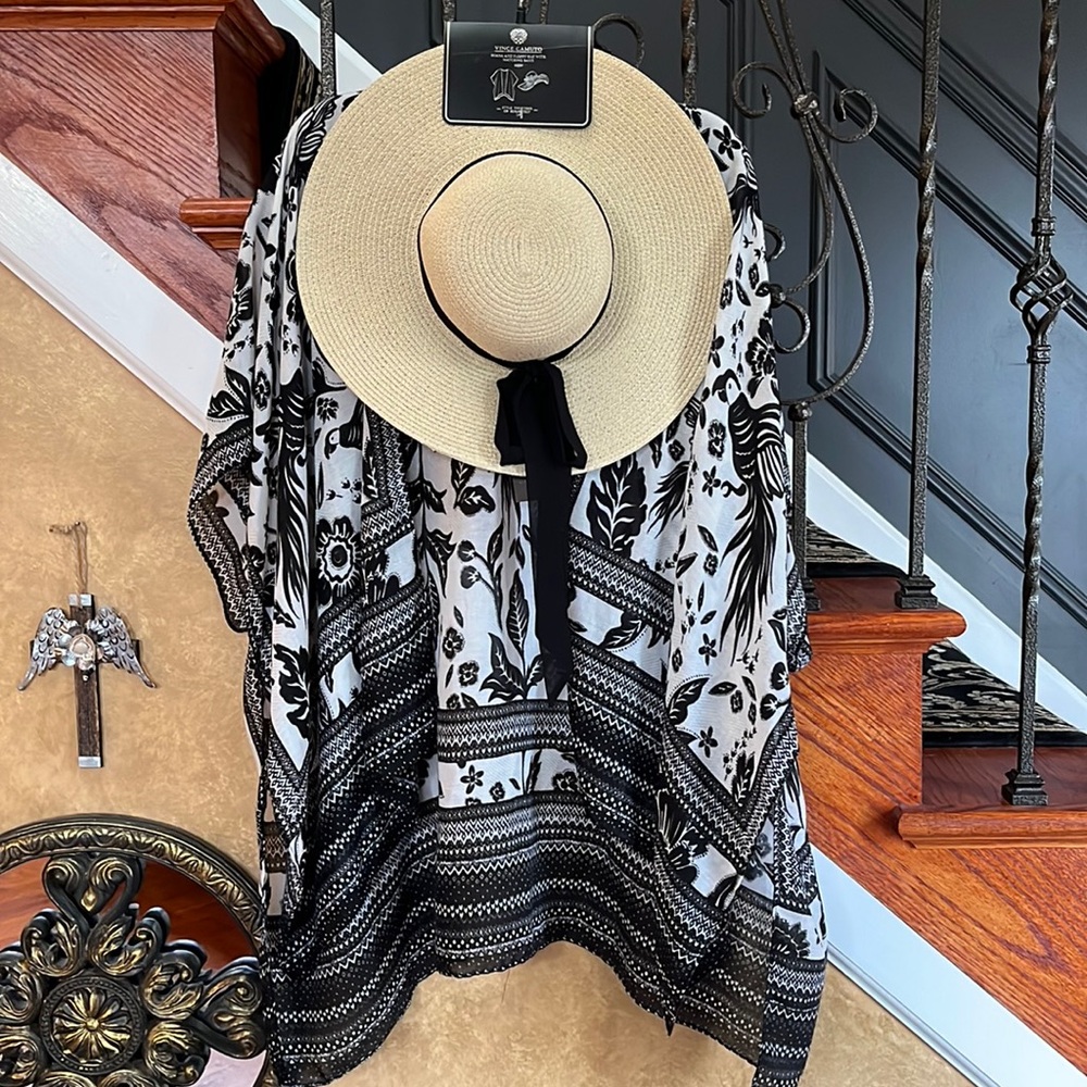 Vince Camuto One Size Black & White Print 2 Piece Ruana And Sun Hat Set